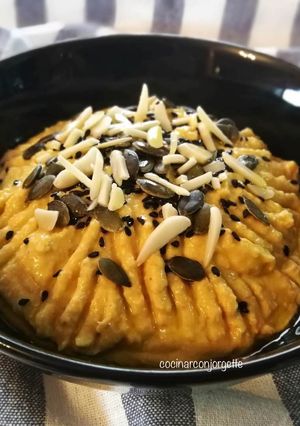 Una foto de Hummus con un toque de queso Roquefort