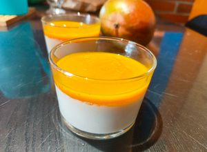 Une photo de Panna cotta à la crème de soja et coulis mangue passion