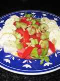 Mozzarella de búfalo con tomates, pencas de apio y piñones