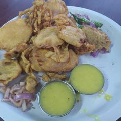 A picture of Varieties of pakoda with chutney.