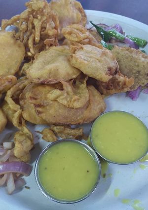 A picture of Varieties of pakoda with chutney.