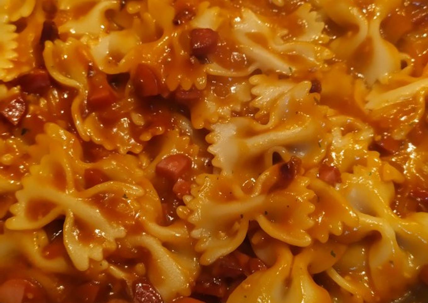 Lacitos con salchichas y tomate