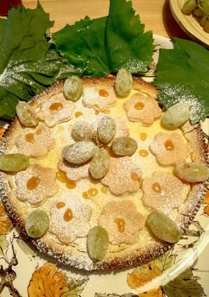 Foto di Crostata con crema e uva brinata
