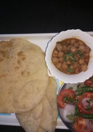 A picture of Chhole bhature.