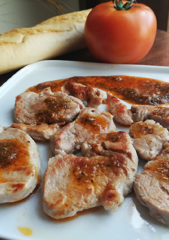 Una foto de Solomillos de cerdo con mojo picón 🥩