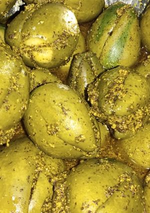 स्टफ्ड मैंगो अचार (Stuffed mango achar recipe in Hindi) रेसिपी मुख्य फोटो