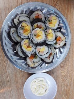 Hình của món Cơm cuộn rong biển cho bé.
