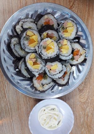 Hình của món Cơm cuộn rong biển cho bé.