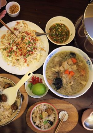 一鍋三菜 Part2~栗子炊飯&酸辣涼拌雞絲&暖心洋蔥雞湯【WMF 6.5L Fusiontec 快力鍋】 的食譜成品照片