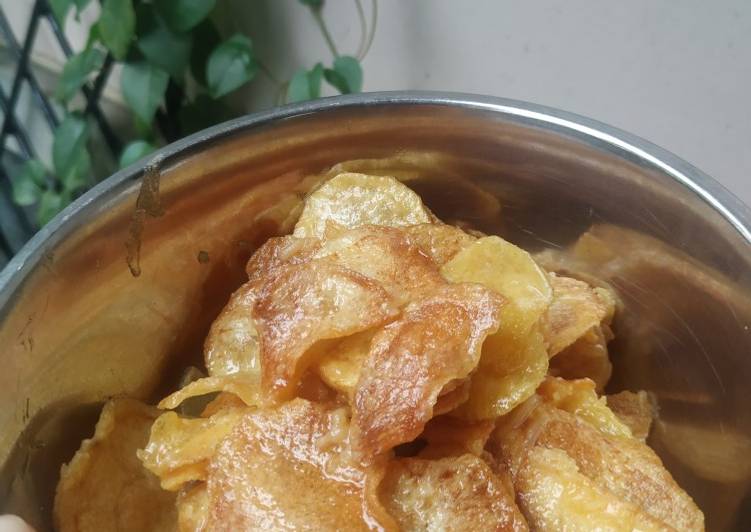 Salted egg potato chips with cheese