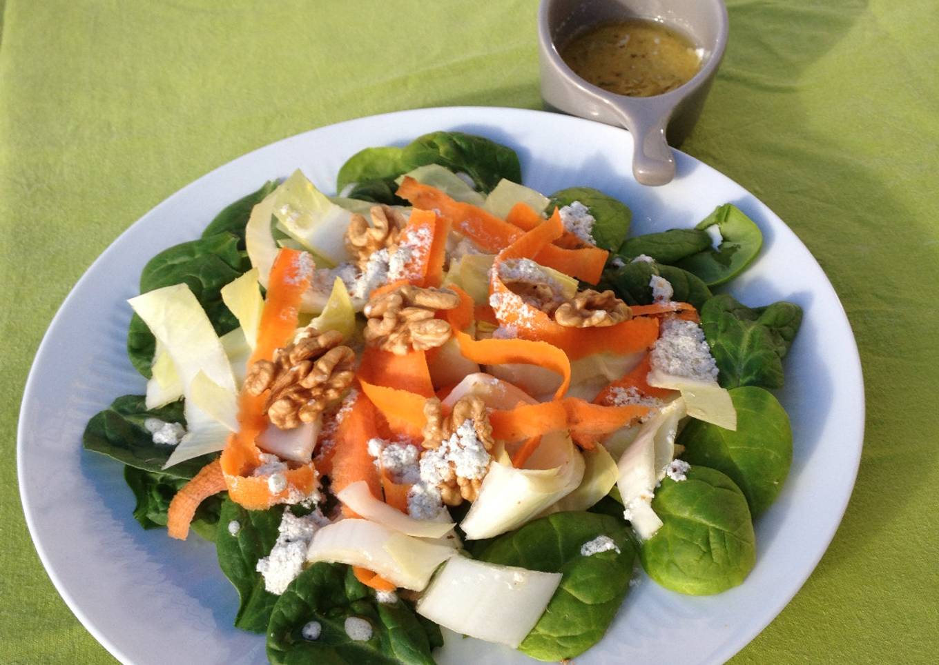 Salade d'hiver aux noix, vinaigrette au bleu