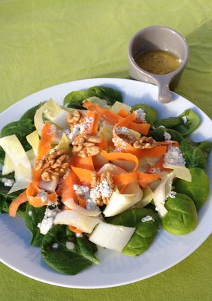 Une photo de Salade d'hiver aux noix, vinaigrette au bleu