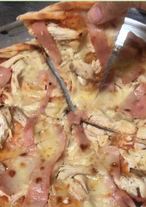 Una foto de Pizza con pollo y jamón