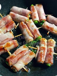 Hình của món Thịt hun khói cuộn măng tây truyền thống.