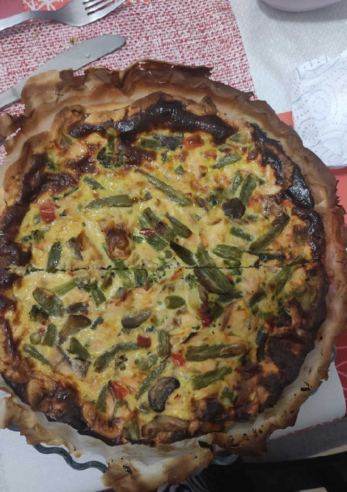 Una foto de Quiche de salmón y verduras