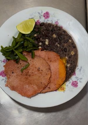 Una foto de *Frijoles Negros con Elotes y Crema*