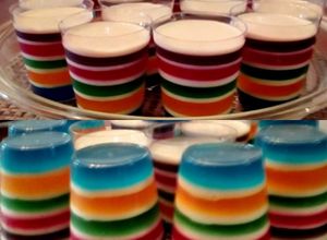 Una foto de Gelatina con 10 capas con muchos colores