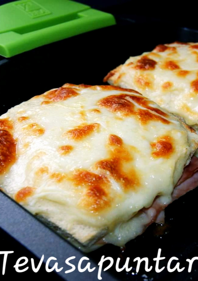 Una foto de Sándwich croque monsier 🥪🧀