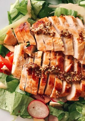 Hình của món Salad Ức Gà Áp Chảo Sốt Mù Tạt.