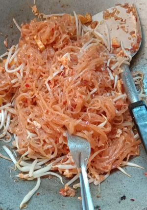 A picture of Pad Thai (Traditional Pad Thai) (No Fish Sauce Recipe) (Can Add White Soybean Paste).