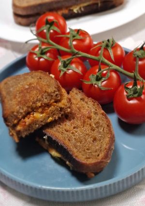 Serpenyőben sült, kolbászkrémes vegán melegszendvics 🌱 recept fotója