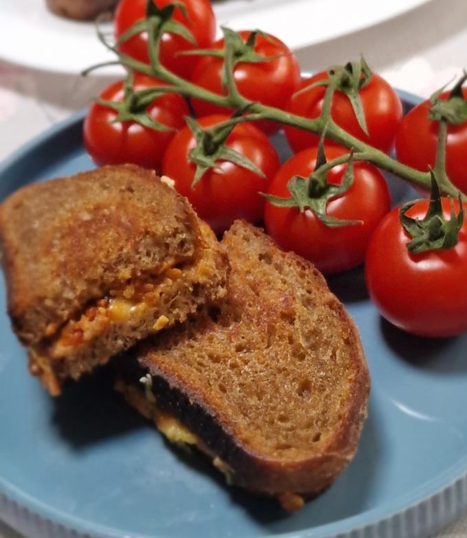 Serpenyőben sült, kolbászkrémes vegán melegszendvics 🌱 recept fotója