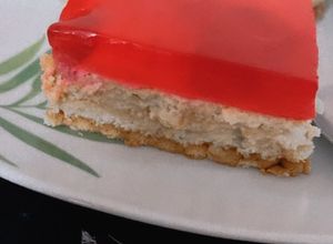 صورة لوصفة حلو الجيلي مع حبات الفراولة 🍓🍓