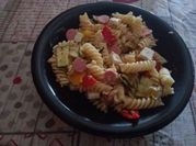 Una foto di pasta con i wurstel