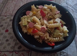 Foto di Pasta fredda con verdure,wurstel,tonno e quartirolo