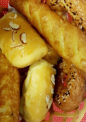 A picture of Pretzels,Bagels and almond Buns with 1 dough.