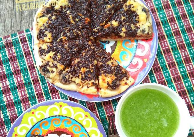 Banana choco cheese pizza - pizza pisang coklat keju