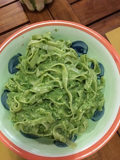 Una foto de Fettuccini al pesto con queso 🧀 parmesano