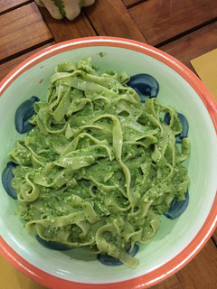 Una foto de Fettuccini al pesto con queso 🧀 parmesano