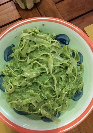 Una foto de Fettuccini al pesto con queso 🧀 parmesano