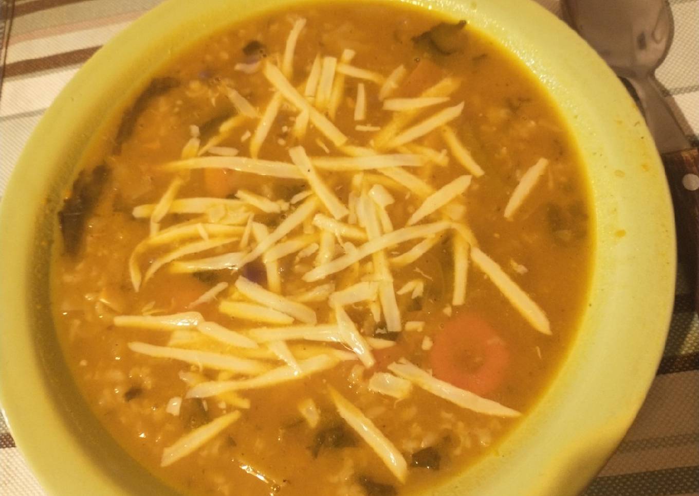 Sopa de verduras con arroz integral muy saludable y deliciosa