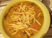 Una foto de sopa dorada