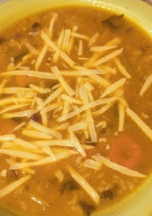 Una foto de Sopa de verduras con arroz integral muy saludable y deliciosa