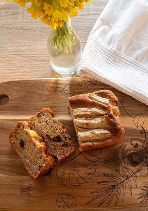Une photo de Banana bread aux pépites de chocolat et cannelle