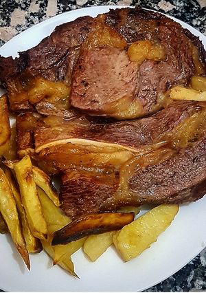 Una foto de Tomahawk con papas y batatas fritas