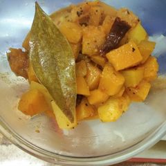 A picture of Yellow pumpkin curry.