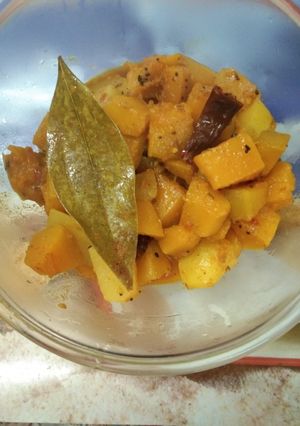 A picture of Yellow pumpkin curry.