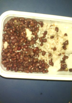 A picture of Boiled rice served with beans.
