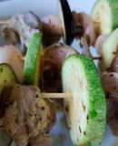 Курячі шашлички з овочами на шпажках над пательнею