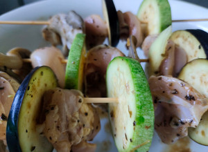 Фото Курячі шашлички з овочами на шпажках над пательнею.