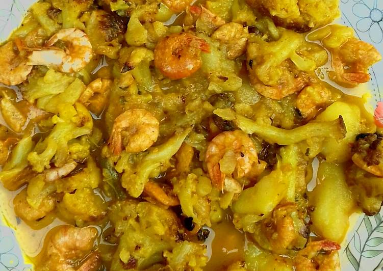 How to Prepare Recipe of Cauliflower with prawn curry