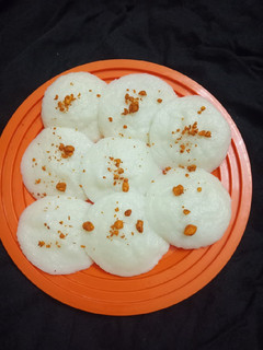રવા ઈડલી (Rava Idli Recipe In Gujarati) રેસીપી મુખ્ય ફોટો