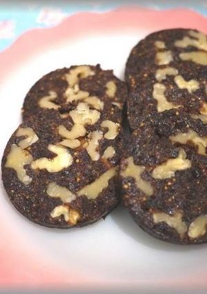 A picture of Raw Fig Logs (Faux Lärabars).