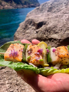 Una foto de Brocheta de Salmón con Salsa Especial