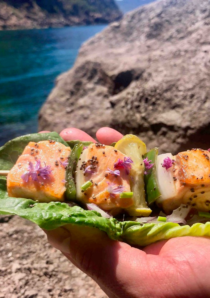 Una foto de Brocheta de Salmón con Salsa Especial
