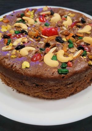 प्लम फ्रूट केक (Plum Fruit Cake Recipe In Marathi) रेसिपी चे मुख्य फोटो